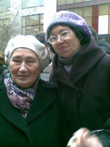 Сестра писателя Роза Айтматова и профессор, литературный критик Татьяна Давыдова