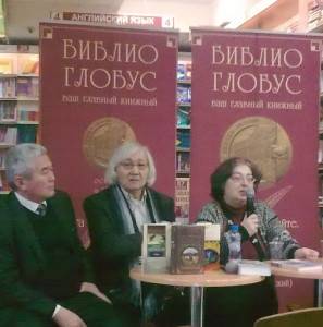 Гапыров Максатбек, руководитель клуба "Ранние журавли", Мураталиев Муса,  Озерцова Ольга, писатель, ведущая Историко-литературного клуба магазина Библио-глобус