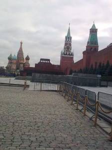 На дальнем плане Собор Василия Блаженного, загораживает перспективу мавзолей Ленина, справа: Спасская и Сенатская башни 
